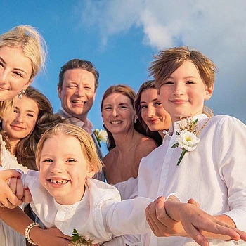 Его растрепанные волосы, мальчишеское обаяние и непринужденный стиль готовки сделали его мгновенной телезвездой много лет назад