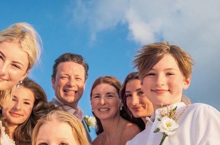 Его растрепанные волосы, мальчишеское обаяние и непринужденный стиль готовки сделали его мгновенной телезвездой много лет назад