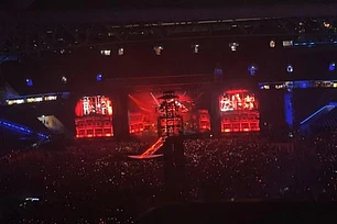 Фанат Леди Гаги пришел в ярость, потратив 300 долларов на билет на концерт суперзвезды в Брисбене — только для того, чтобы столкнуться с долгими задержками при входе на площадку, а затем обнаружить, что со своего места они не видят сцену