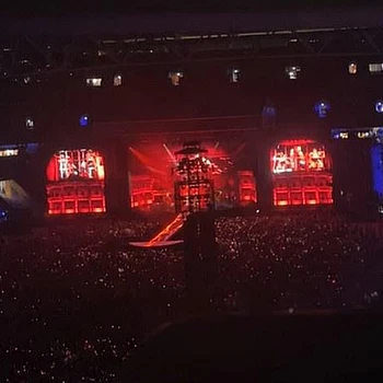 Фанат Леди Гаги пришел в ярость, потратив 300 долларов на билет на концерт суперзвезды в Брисбене — только для того, чтобы столкнуться с долгими задержками при входе на площадку, а затем обнаружить, что со своего места они не видят сцену