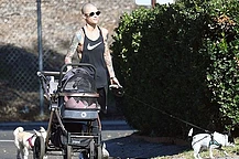 Руби Роуз в образе заботливой «собачьей мамы» в Лос-Анджелесе