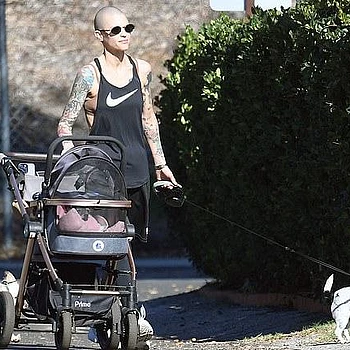 Руби Роуз в образе заботливой «собачьей мамы» в Лос-Анджелесе