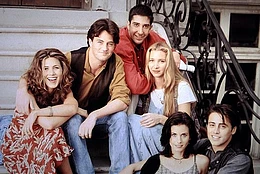 Актерский состав «Друзей» объединился на этой неделе, чтобы трогательно почтить память своего покойного коллеги Мэттью Перри, трагически скончавшегося два года назад в возрасте 54 лет от передозировки наркотиков