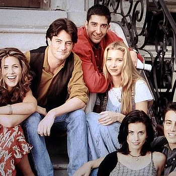 Актерский состав «Друзей» объединился на этой неделе, чтобы трогательно почтить память своего покойного коллеги Мэттью Перри, трагически скончавшегося два года назад в возрасте 54 лет от передозировки наркотиков