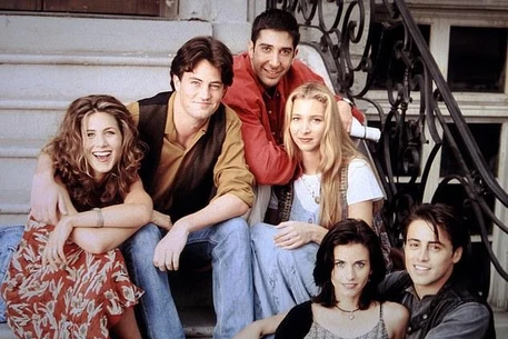 Актерский состав «Друзей» объединился на этой неделе, чтобы трогательно почтить память своего покойного коллеги Мэттью Перри, трагически скончавшегося два года назад в возрасте 54 лет от передозировки наркотиков