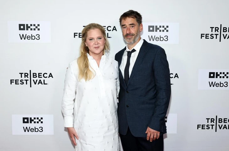 История любви Эми Шумер и Криса Фишера официально подошла к концу