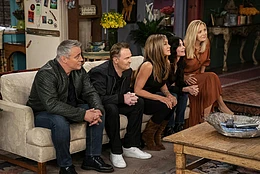 Коллеги Мэттью Перри по сериалу «Друзья» объединились, чтобы почтить память покойного актера спустя два года после его трагической кончины