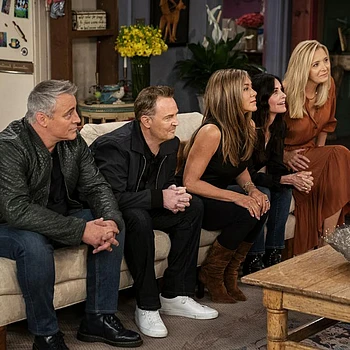 Коллеги Мэттью Перри по сериалу «Друзья» объединились, чтобы почтить память покойного актера спустя два года после его трагической кончины