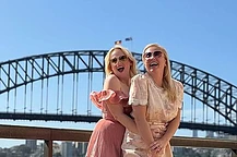 Ребел Уилсон произвела фурор в золотом платье с пайетками на премьере Cirque du Soleil в Нуэво-Вальярта, Мексика, в пятницу вечером