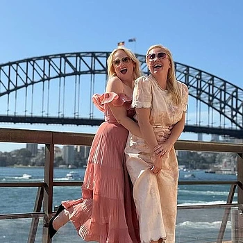 Ребел Уилсон произвела фурор в золотом платье с пайетками на премьере Cirque du Soleil в Нуэво-Вальярта, Мексика, в пятницу вечером