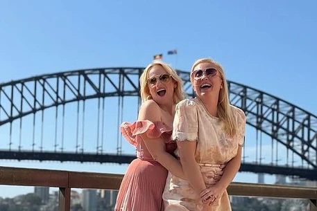 Ребел Уилсон произвела фурор в золотом платье с пайетками на премьере Cirque du Soleil в Нуэво-Вальярта, Мексика, в пятницу вечером