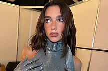 Дуа Липа позировала для соблазнительных кадров и нежно обнималась со своим женихом Каллумом Тернером во время пребывания в Нью-Йорке