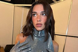 Дуа Липа позировала для соблазнительных кадров и нежно обнималась со своим женихом Каллумом Тернером во время пребывания в Нью-Йорке