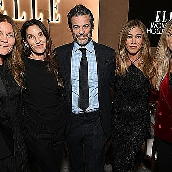 Дженнифер Энистон провела День благодарения со своим бойфрендом Джимом Кертисом в Нью-Йорке