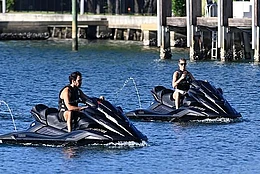 Жизель Бюндхен продемонстрировала свою подтянутую фигуру, катаясь на водном мотоцикле со своим партнером Хоакимом Валенте в субботу