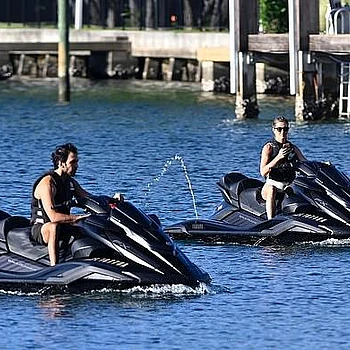 Жизель Бюндхен продемонстрировала свою подтянутую фигуру, катаясь на водном мотоцикле со своим партнером Хоакимом Валенте в субботу