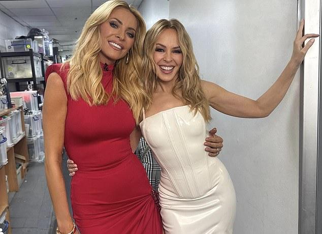 Кайли Миноуг приковала к себе взгляды за кулисами, позируя с Тесс Дейли и Дайанн Басвелл перед своим выступлением на Strictly