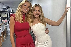 Кайли Миноуг приковала к себе взгляды за кулисами, позируя с Тесс Дейли и Дайанн Басвелл перед своим выступлением на Strictly