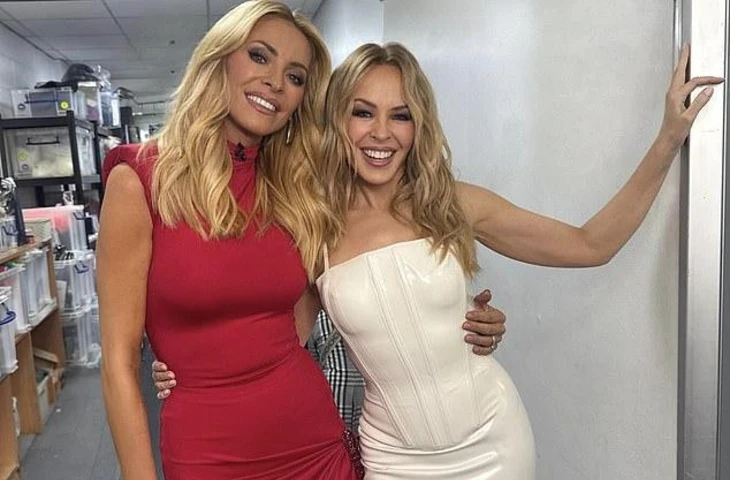 Кайли Миноуг приковала к себе взгляды за кулисами, позируя с Тесс Дейли и Дайанн Басвелл перед своим выступлением на Strictly