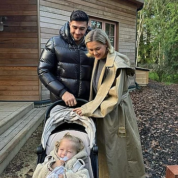 Молли-Мэй Хейг и Томми Фьюри были влюблены как никогда, проводя праздничный семейный день со своей дочерью Бамби