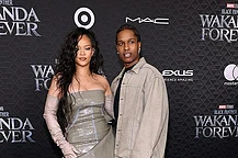 Рианна продемонстрировала обнаженную ногу в выходные