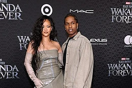 Рианна продемонстрировала обнаженную ногу в выходные