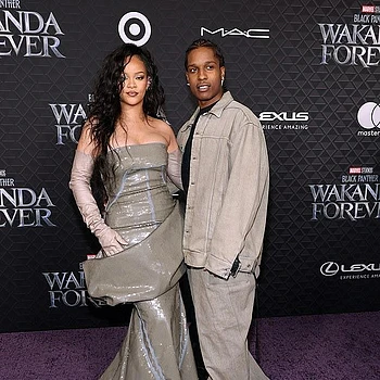 Рианна продемонстрировала обнаженную ногу в выходные