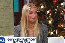 Гвинет Пэлтроу появилась без бюстгальтера в Нью-Йорке в понедельник