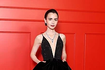 Лилли Коллинз, Минни Драйвер и Эшли Парк на мировой премьере пятого сезона «Эмили в Париже»