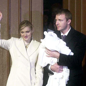 Мадонна и Гай Ричи воссоединились впервые почти за 20 лет после развода, чтобы поддержать художественную выставку своего сына Рокко