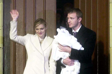 Мадонна и Гай Ричи воссоединились впервые почти за 20 лет после развода, чтобы поддержать художественную выставку своего сына Рокко