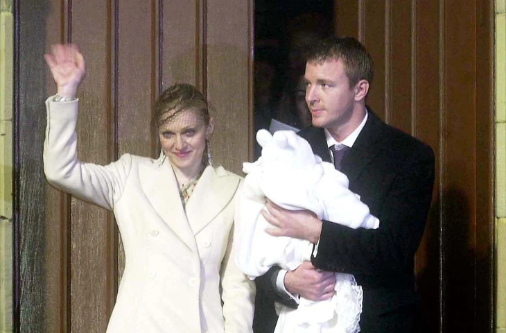 Мадонна и Гай Ричи воссоединились впервые почти за 20 лет после развода, чтобы поддержать художественную выставку своего сына Рокко