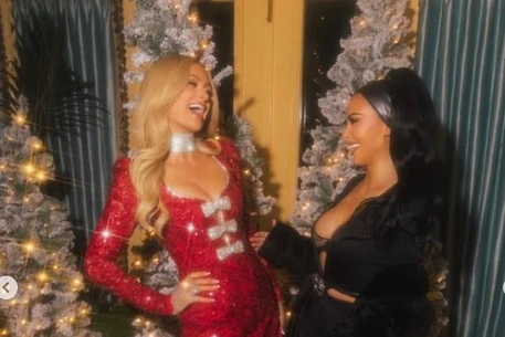 Дружба Ким Кардашьян и Пэрис Хилтон: от «творожных ягодиц» до праздничного воссоединения