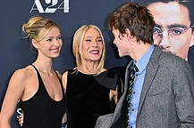 Гардероб Эппл Мартин – настоящий клад для поиска идеального вечернего платья