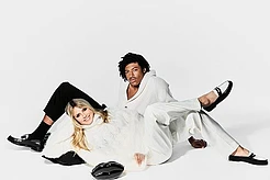 Сын Хайди Клум, Генри, рассказал, как мать «привила ему много уверенности», чтобы он мог пойти по ее стопам, позируя для своей первой совместной обложки