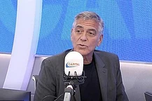 Джордж Клуни пошутил, что его близнецы «испорчены до мозга костей», потому что они безжалостно дразнят его по-итальянски, и он их не понимает