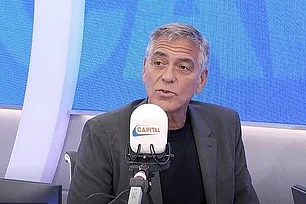 Джордж Клуни пошутил, что его близнецы «испорчены до мозга костей», потому что они безжалостно дразнят его по-итальянски, и он их не понимает