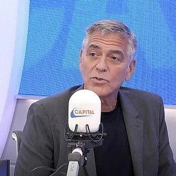 Джордж Клуни пошутил, что его близнецы «испорчены до мозга костей», потому что они безжалостно дразнят его по-итальянски, и он их не понимает