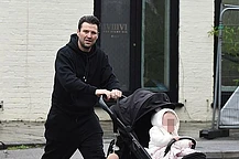 Мишель Киган и Марк Райт: Образцовые Родители на Редком Семейном Выходе с Дочерью Пальмой