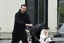 Мишель Киган и Марк Райт: Образцовые Родители на Редком Семейном Выходе с Дочерью Пальмой