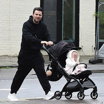 Мишель Киган и Марк Райт: Образцовые Родители на Редком Семейном Выходе с Дочерью Пальмой