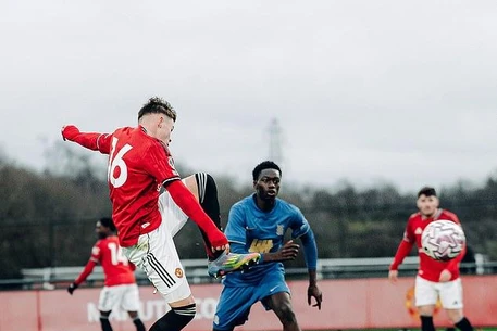 Колин Руни замечена в четверг в Уилмслоу, занимающейся предрождественскими делами со своим старшим сыном Каем