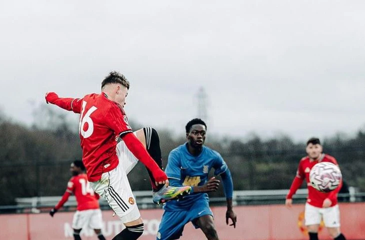 Колин Руни замечена в четверг в Уилмслоу, занимающейся предрождественскими делами со своим старшим сыном Каем