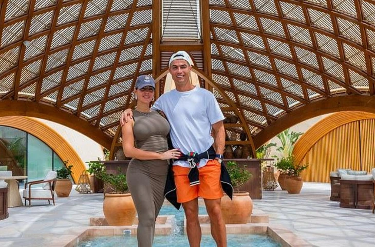 Криштиану Роналду и его невеста Джорджина Родригес приобрели две роскошные виллы на западном побережье Саудовской Аравии, эксклюзивно сообщает Daily Mail