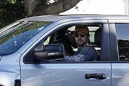 Райан Гослинг замечен на редкой семейной прогулке с женой Евой Мендес и детьми в солнечном Монтесито после переезда из Голливуда