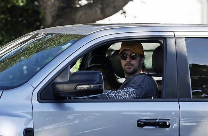 Райан Гослинг замечен на редкой семейной прогулке с женой Евой Мендес и детьми в солнечном Монтесито после переезда из Голливуда