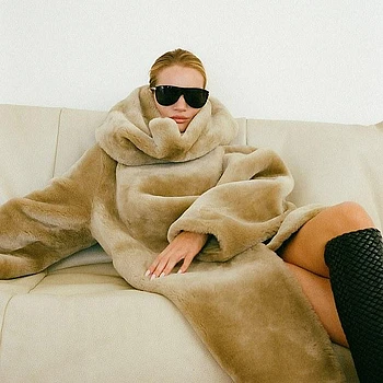 Рози Хантингтон-Уайтли продемонстрировала безупречную фигуру для стильной фотосессии FWRD