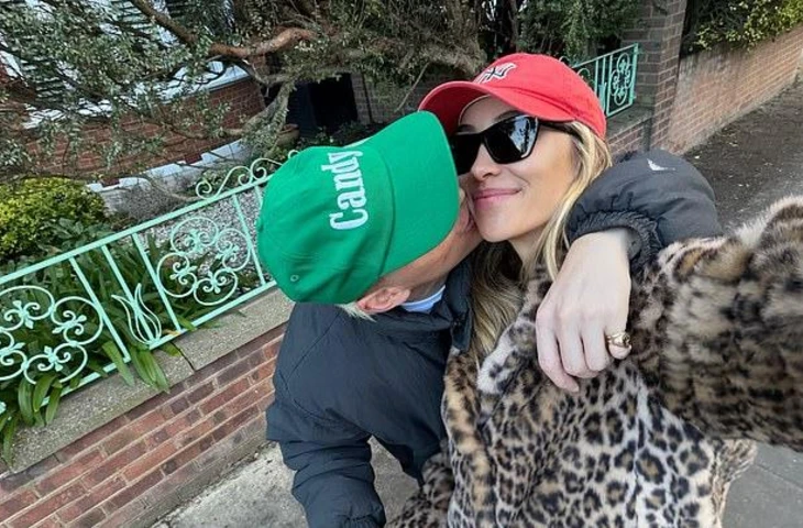 Софи Хаббу и Джейми Лэнг поделились новыми трогательными снимками со своим сыном Зигги, готовясь к первому Рождеству в роли родителей