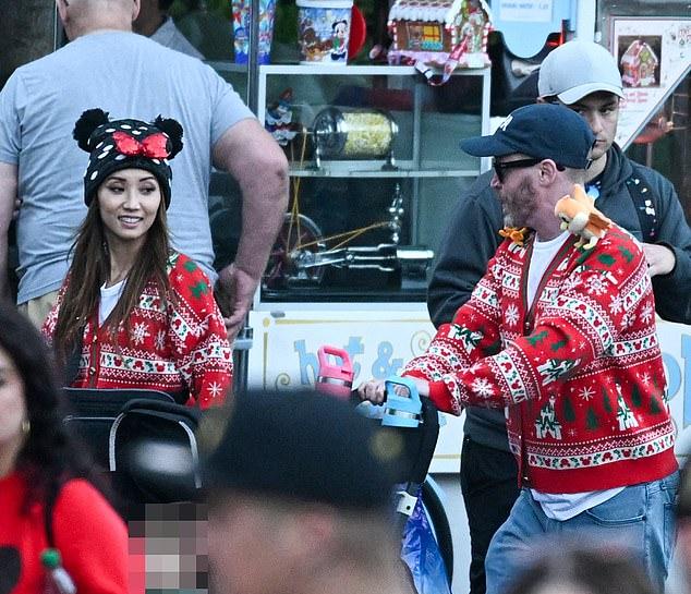 Маколей Калкин и Бренда Сонг  в одинаковых рождественских свитерах во время романтической прогулки по Диснейленду