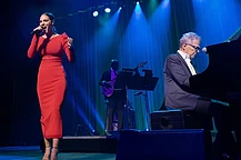 Кэтрин Макфи назвала самой сложной частью гастролей с мужем, Дэвидом Фостером, нехватку времени для отдыха между выступлениями